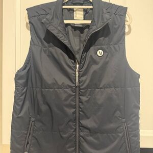 Vuori Reversible Vest in Black/Black Camo